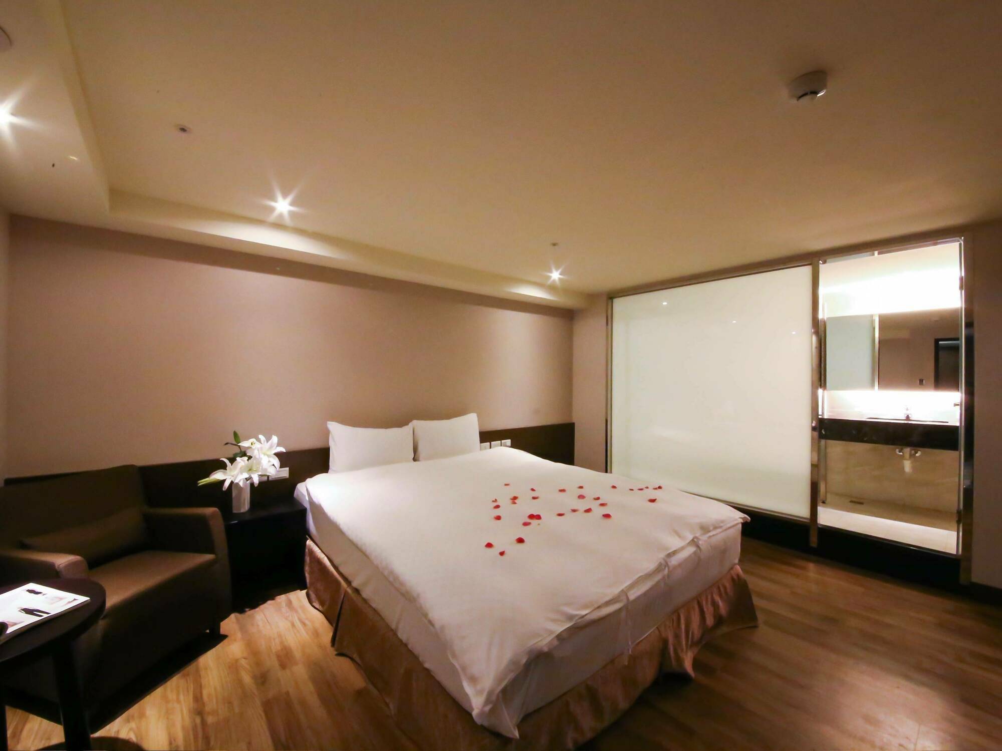 Jai Chateau Hotels & Hostels Тайнань Экстерьер фото